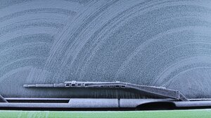 Το κόλπο για να ξεπαγώσετε γρήγορα το παρμπρίζ του αυτοκινήτου σας χωρίς να καταστρέψετε το τζάμι