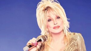 Dolly Parton: «Eίμαι 77 χρονών και είμαι ροκ σταρ»