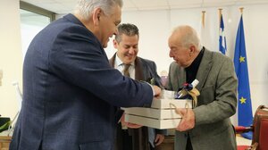 Ευχές και δώρα στον Λαμπρινό από το προεδρείο της ΔΕΕΠ - Επιστολή προς τον Πρωθυπουργό από τον Δήμαρχο