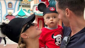  Η Πάρις Χίλτον με τον γιο της στη Disneyland για τα Χριστούγεννα