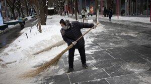 Χιόνι ακόμη και στις νοτιότερες περιοχές έφερε το κύμα ψύχους που πλήττει την Κίνα