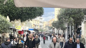 Kλειστά μαγαζιά αλλά πολύς κόσμος στο κέντρο