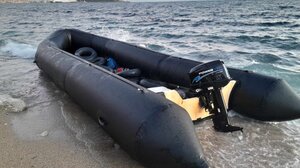 Λέσβος: Παρά τη φουρτούνα, βάρκα με μετανάστες – πρόσφυγες βγήκε στην Βαρειά