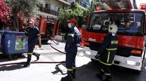 Πυροσβέστες κατέβηκαν από την ταράτσα για να απελευθερώσουν παιδάκι