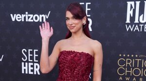 Dua Lipa: Oι άνθρωποι δεν θέλουν οι σταρ της ποπ να είναι «πολιτικοποιημένες» ή «έξυπνες»