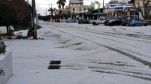 Άσπρισαν από το χαλάζι οι δρόμοι στο Ρέθυμνο