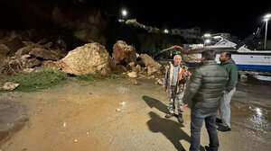 Μεγάλη κατολίσθηση στον δρόμο για το λιμάνι του Μακρύ Γιαλού