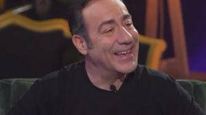 Σ. Καλυβάτσης: "Σταμάτησα παράσταση γιατί εμφανίστηκε κατσαρίδα, την οποία πάτησα"