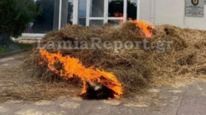 Αγρότες έβαλαν φωτιά έξω από τα γραφεία του ΟΠΕΚΕΠΕ στη Λαμία