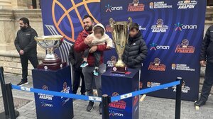 Σέλφι με τα κύπελλα