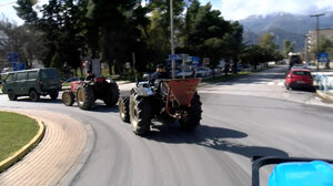  Μπήκαν με τα τρακτέρ στη Σπάρτη οι αγρότες