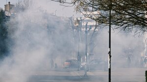 Επεισόδια έξω από το ΑΠΘ μεταξύ κουκουλοφόρων και ΜΑΤ