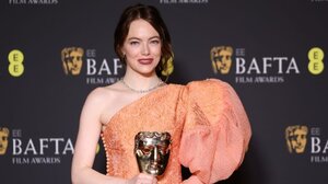 Η Έμα Στόουν κρατώντας το βραβείο Bafta ευχαρίστησε τη μητέρα της