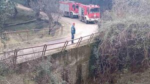 Δεκάχρονος έπεσε από γέφυρα ενώ έκανε ποδήλατο