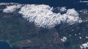 Πάνω από τα χιονισμένα Λευκά Όρη ο δορυφόρος Sentinel-2