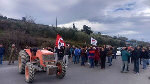 Παραμένουν στο μπλόκο των Πεζών οι αγρότες 