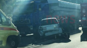 Σοκαριστικό τροχαίο στο Κορωπί: Οδηγός εκσφενδονίστηκε από το παρμπρίζ!