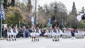 Ελεύθεροι οι επτά προσαχθέντες που προσπάθησαν να παρεμποδίσουν τη στρατιωτική παρέλαση