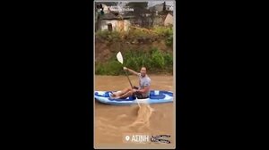 Έκανε rafting στα νερά χειμάρρου!