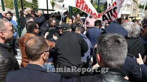 Παρέλαση 25ης Μαρτίου: Ένταση στη Λαμία με μέλη του Εργατικού Κέντρου - Δείτε βίντεο