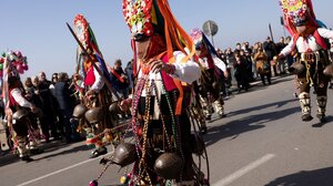 «Σείστηκε» η Θεσσαλονίκη από τους χιλιάδες κουδουνοφόρους που «εξάγνισαν» την πόλη