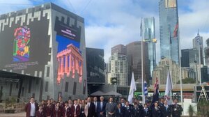 Μελβούρνη: Η Ελληνική Σημαία κυματίζει στη Federation Square