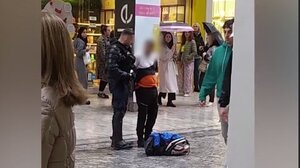 Ο δράστης με το μαχαίρι στο χέρι λίγο μετά την επίθεση σε γυναίκα!