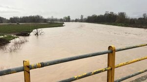 Τρίκαλα: Φούσκωσε επικίνδυνα ο Πηνειός - Καταστροφές από την κακοκαιρία στην Καλαμπάκα