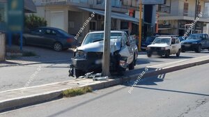 Έχασε τον έλεγχο του αγροτικού κι έπεσε πάνω σε κολώνα!