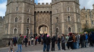 Πλήθος κόσμου έξω από το Ουίνδσορ για την Κέιτ Μίντλετον