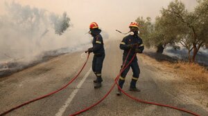 Πιέρια Όρη: Μάχη με τις φλόγες για τρίτη μέρα