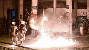 Μπαράζ επιθέσεων σε αστυνομικές δυνάμεις χθες βράδυ στα Εξάρχεια