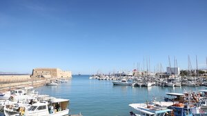 Καθαρίζουν το βυθό στο Ενετικό Λιμάνι Ηρακλείου