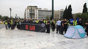 Αστυνομικοί έστησαν σκηνές στο Σύνταγμα