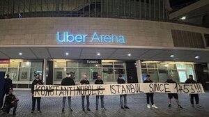 Final 4: Προκλητικά πανό Τούρκων οπαδών έξω από την Uber Arena