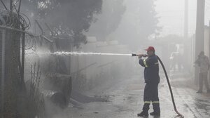 Υπό μερικό έλεγχο η πυρκαγιά στο εργοστάσιο στην Κάτω Κηφισιά