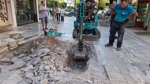 Σκάβουν ξανά στην αγορά μετά το τσιμέντωμα του αποχετευτικού αγωγού (video)