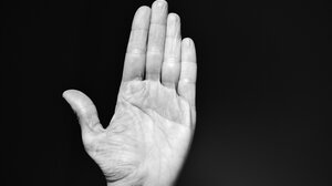 Συνελήφθη πυροσβέστης που απείλησε τη σύζυγό του μπροστά στο παιδί τους 