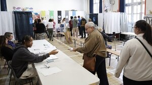 Γαλλία: Πρώτα ανεπίσημα exit poll - Προηγείται η Λεπέν με 200 έδρες – Τρίτη η συμμαχία του Μακρόν