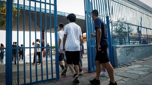 Μαθητές: Μια ημέρα αποβολή στην εμφανή κατοχή και χρήση κινητού – Όποιος βιντεοσκοπεί θα αλλάζει σχολείο