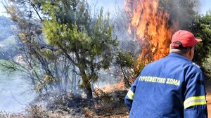 Πολύ υψηλός κίνδυνος πυρκαγιάς και αύριο – Οι περιοχές σε «πορτοκαλί συναγερμό»