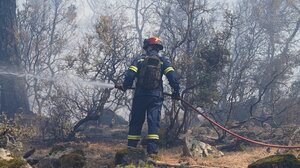 Φωτιά σε δύσβατο σημείο στα Χανιά