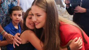 Το πρώτο επίσημο ταξίδι της πριγκίπισσας Λεονόρ χωρίς τους γονείς της