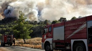 Πυρκαγιά στα Καλύβια Θορικού - Μήνυμα του 112 στους κατοίκους