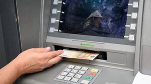 Στην εντατική ηλικιωμένη μετά από καυγά με 18χρονο για τη σειρά στο ΑΤΜ 