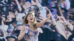 Η Τέιλορ Σουίφτ… πολλαπλασιάζεται: 13 Νέες Κέρινες Φιγούρες σε Όλο τον Κόσμο!