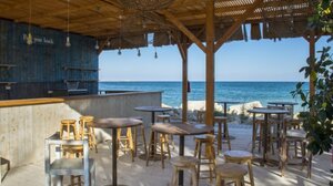 Άγριο επεισόδιο με πυροβολισμούς σε beach bar στη Χαλκιδική – 3 τραυματίες