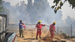 Σκληρή μάχη με τις φλόγες στο Ρέθυμνο δίνουν και οι εθελοντές Σαμαρείτες-Διασώστες