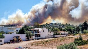 Φωτιά στο Κορωπί: Έφτασε στα 5 μέτρα από τα σπίτια 