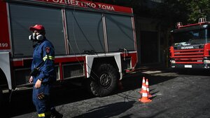 Υπό μερικό έλεγχο η πυρκαγιά σε αμαξοστάσιο στη Μάνδρα